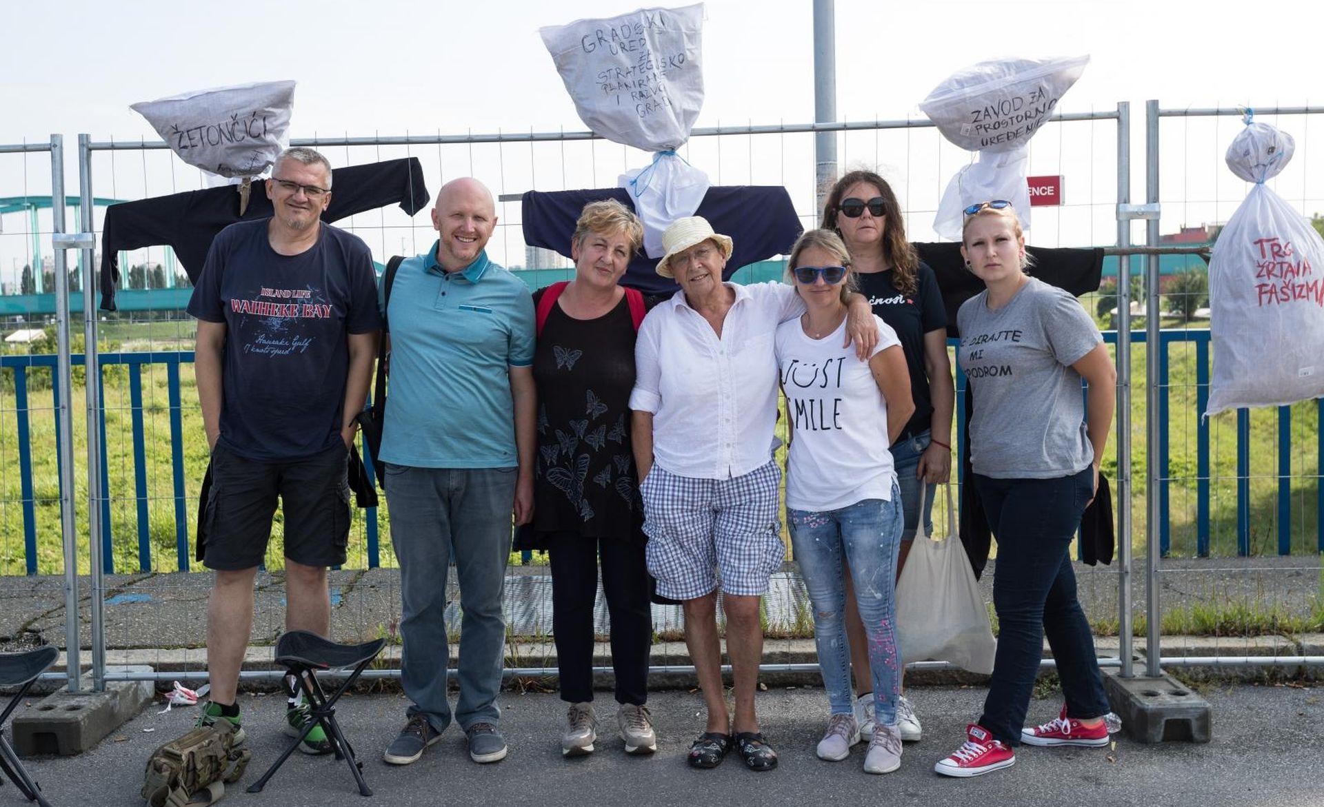 31.07.2019., Zagreb - Gordana Pasanec koja vodi facebook stranicu Zagreb te zove, uz pomoc nekolicine gradjana iz drugih inicijativa objesila je na pjesacki most vrece s imenima projekata koje je gradonacelnik najavio, a nije realizirao. Nenad Ljubic, Renato Petek, Gordana Pasanec, Vesna Grgic, Ivona Godjevac, Paula Dosen, Iskra Mandaric.
Photo: Davor Puklavec/PIXSELL