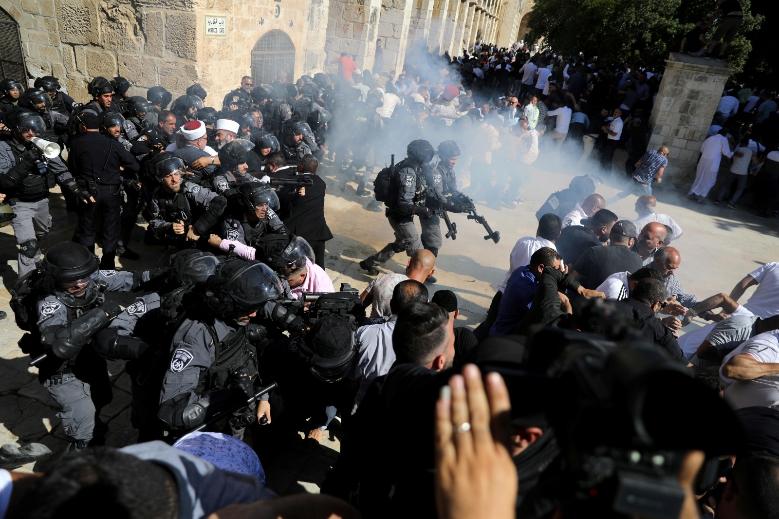 Israeli police clash with Palestinian worshippers on the compound known to Muslims as Noble Sanctuary and to Jews as Temple Mount as Muslims mark Eid al-Adha, in Jerusalem's Old City Israeli police clash with Palestinian worshippers on the compound known to Muslims as Noble Sanctuary and to Jews as Temple Mount as Muslims mark Eid al-Adha, in Jerusalem's Old City August 11, 2019. REUTERS/Ammar Awad     TPX IMAGES OF THE DAY AMMAR AWAD