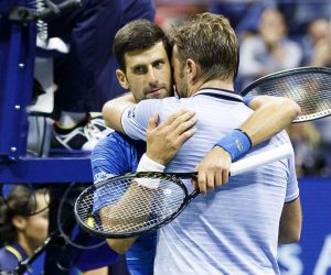 epa07811916 Novak Djokovic (L) of Serbia embraces Stan Wawrinka (R) of Switzerland after Djokovic retired in the third set during a match on the seventh day of the US Open Tennis Championships the USTA National Tennis Center in Flushing Meadows, New York, USA, 01 September 2019. The US Open runs from 26 August through to 08 September 2019.  EPA/JUSTIN LANE
