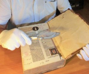 Dubrovnik, 2.9.2019 - U Arhivu Franjevaèkog samostana u Dubrovniku pronaðena su, odnosno identificirana, tri manja djela Marka Maruliæa na hrvatskome jeziku, a rijeè je o opisu ivota i muèenitva sv. Dujma i sv. Staa i prijenosu njihovih moæi iz Solina u Split, izvijestili su u ponedjeljak iz samostanske Knjinice i arhiva. Na slici njemaèki profesor i istraivaè hrvatske renesanse Zvonko Pandiæ u Knjinici Male braæe.
foto HINA/ Knjinica i arhiv Male braæe u Dubrovniku/ ua