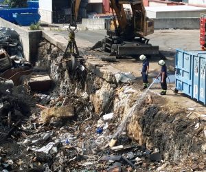 Pula, 2.9.2019 - Dvadesetak mjetana ulice Ilirije u ijani, koji ive u kuæama u blizini pulskog odlagalita otpada Metis na kojem je u nedjelju izbio veliki poar, u ponedjeljak se spontano okupilo kako bi iskazali negodovanje stanjem na odlagalitu i  èinjenicom da  "ne mogu ivjeti od nesnosnog smrada" koji se tamo iri.
foto HINA/ Daniel SPONZA/ ua