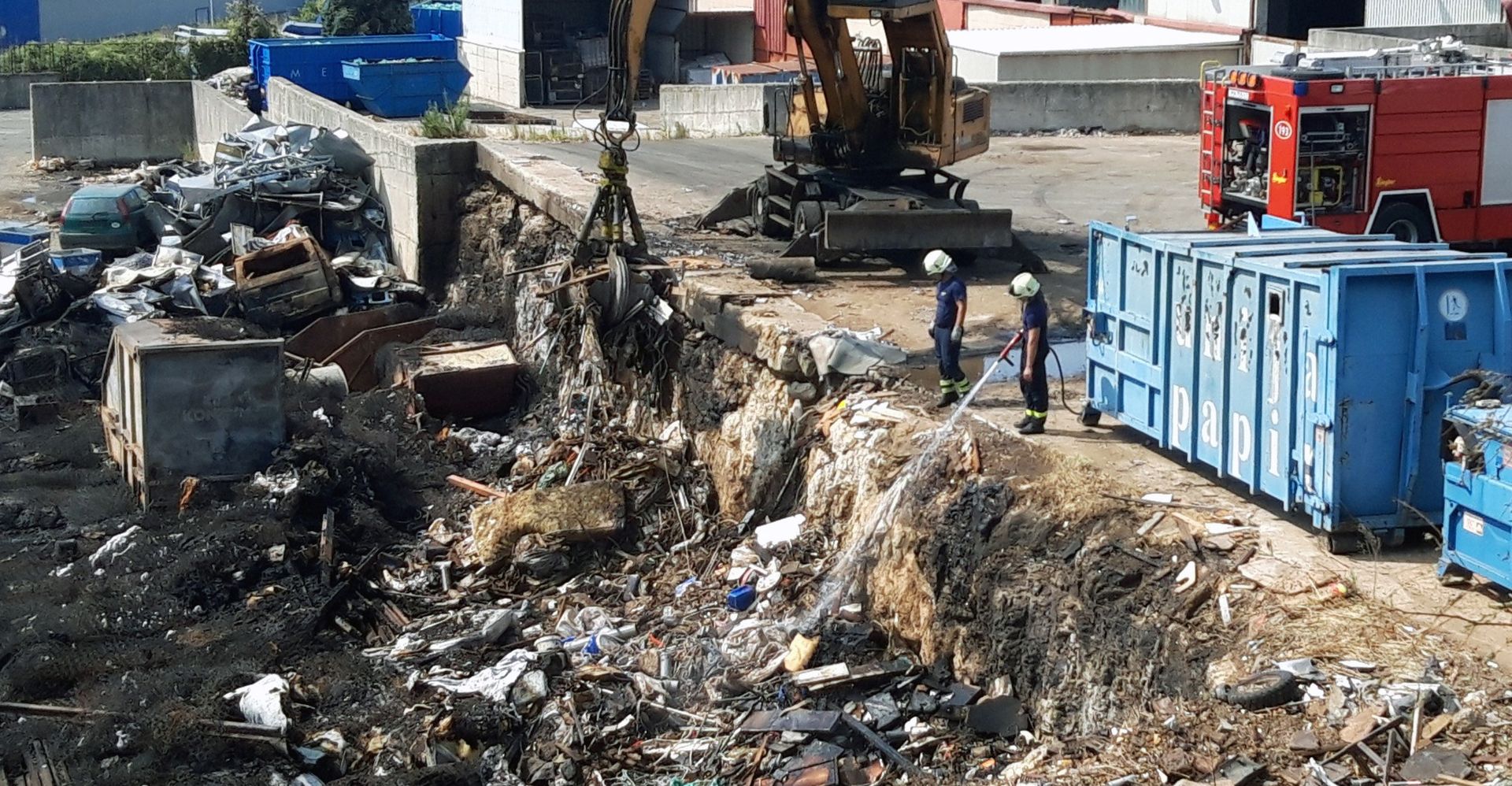 Pula, 2.9.2019 - Dvadesetak mjetana ulice Ilirije u ijani, koji ive u kuæama u blizini pulskog odlagalita otpada Metis na kojem je u nedjelju izbio veliki poar, u ponedjeljak se spontano okupilo kako bi iskazali negodovanje stanjem na odlagalitu i  èinjenicom da  "ne mogu ivjeti od nesnosnog smrada" koji se tamo iri.
foto HINA/ Daniel SPONZA/ ua