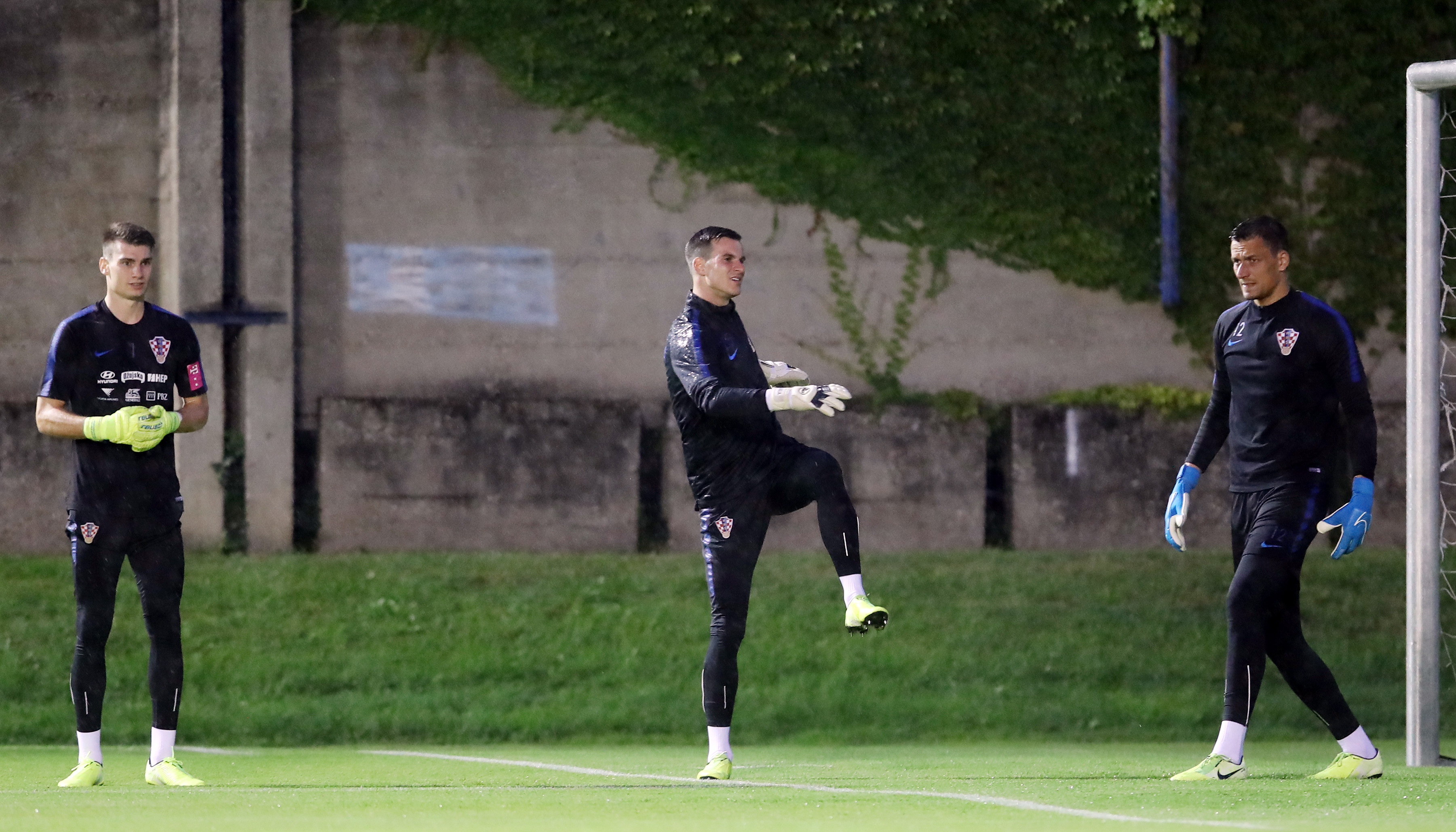 Zagreb, 02.09.2019 - Trening hrvatske nogometne reprezentacije pred utakmice kvalifikacija za Europsko nogometno prvenstvo 2020 protiv Slovaèke i Azerbajdana na stadionu Hitrec Kacijan u Zagrebu. Na slici vratari Dominik Livakoviæ, Simon Sluga i Lovre Kaliniæ. foto HINA/ Damir SENÈAR/ ds