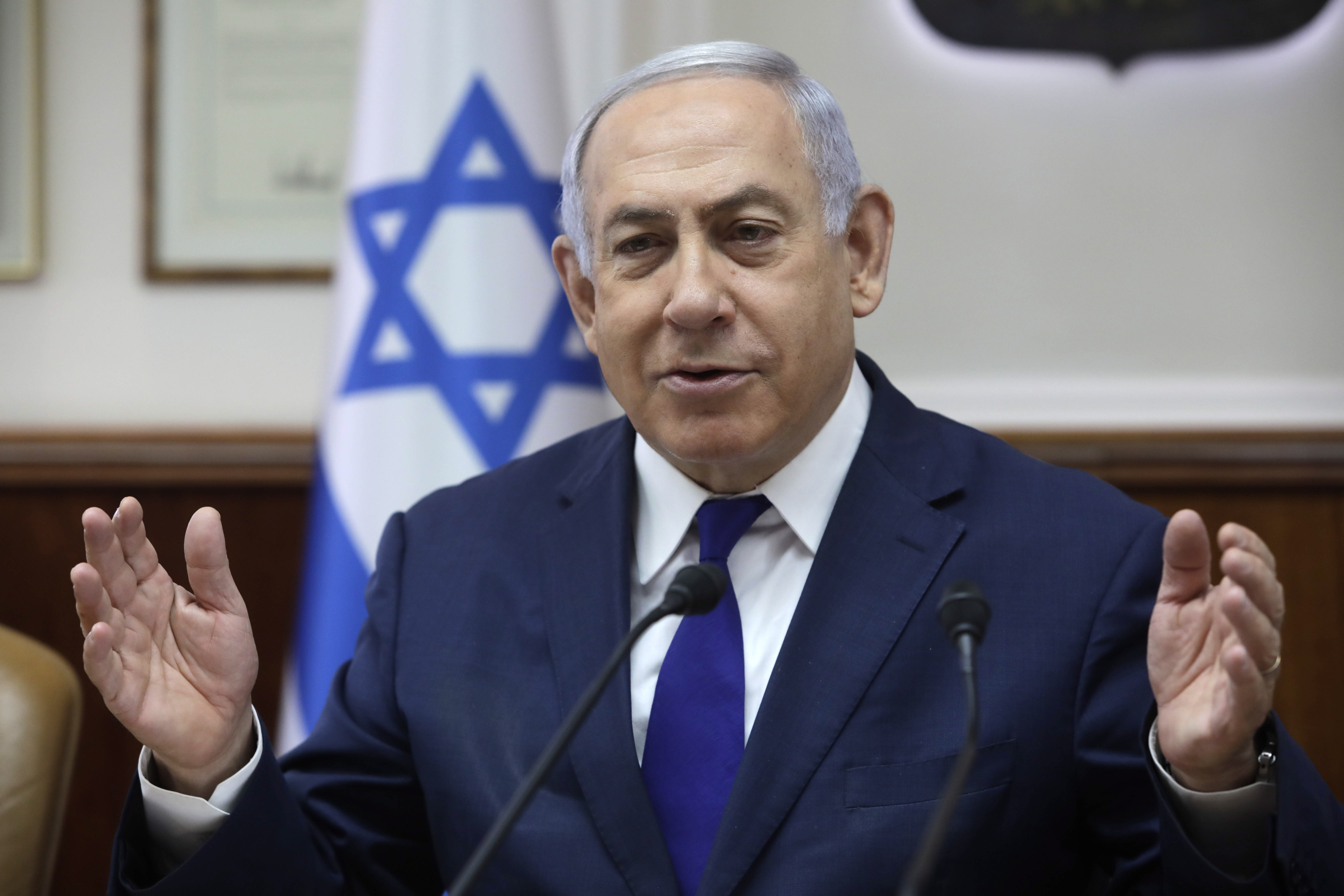 epa07814188 Israeli Prime Minister Benjamin Netanyahu chairs the weekly cabinet meeting at the Prime Minister's office in Jerusalem, 03 September 2019.  EPA/SEBASTIAN SCHEINER / POOL