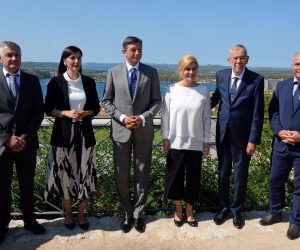 ibenik, 04.09.2019 - Predsjednica Republike Hrvatske Kolinda Grabar-Kitaroviæ, predsjednik Republike Slovenije Borut Pahor i savezni predsjednik Republike Austrije Alexander Van der Bellen na redovitom godinji trilateralnom sastanku u ibeniku. Na slici uz troje predsjednika i upan ibensko-kninske upanija Goran Pauk (D) i gradonaèelnik ibenika eljko Buriæ (L).
foto HINA/ Mario STRMOTIÆ/ ds