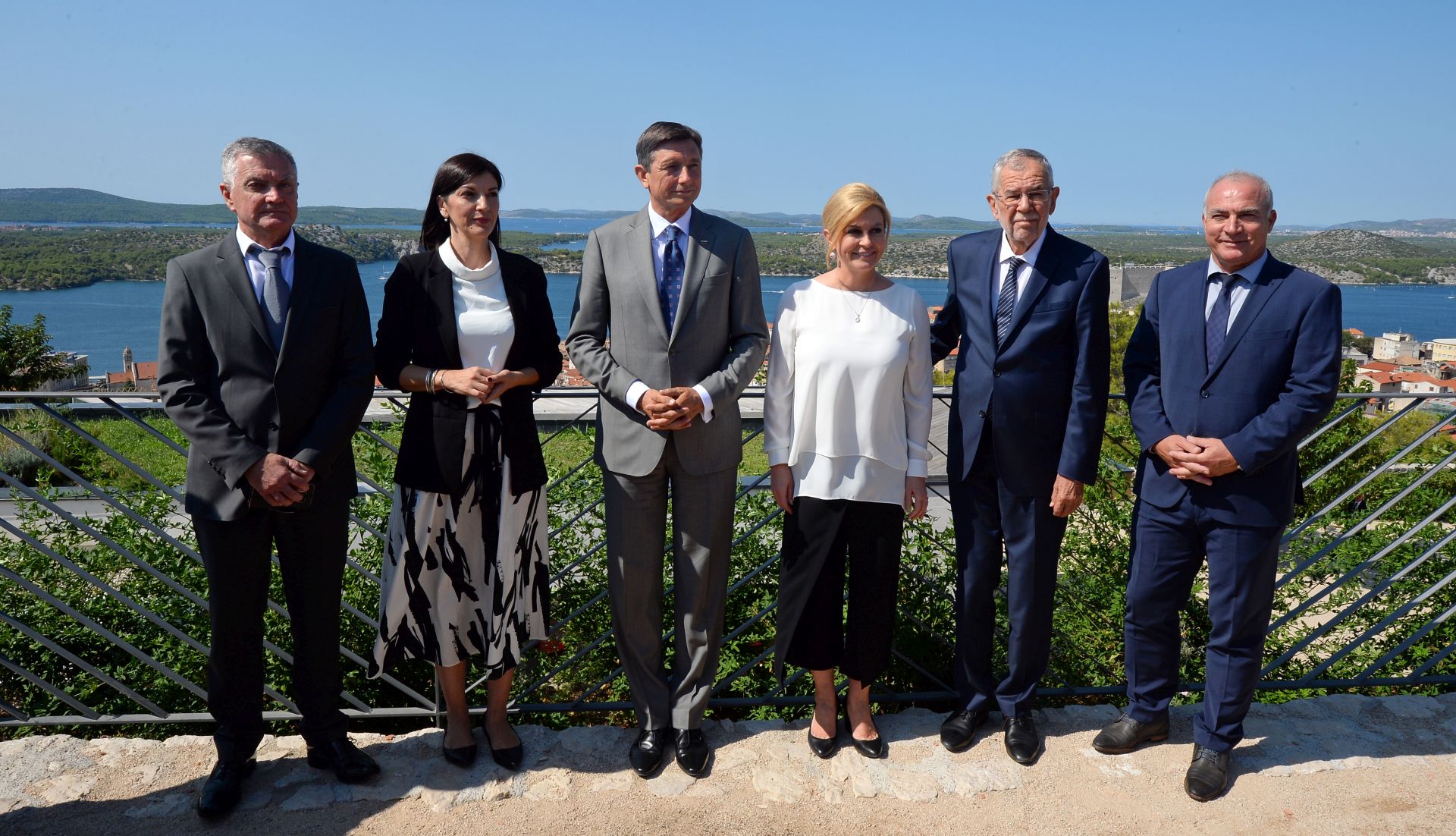 ibenik, 04.09.2019 - Predsjednica Republike Hrvatske Kolinda Grabar-Kitaroviæ, predsjednik Republike Slovenije Borut Pahor i savezni predsjednik Republike Austrije Alexander Van der Bellen na redovitom godinji trilateralnom sastanku u ibeniku. Na slici uz troje predsjednika i upan ibensko-kninske upanija Goran Pauk (D) i gradonaèelnik ibenika eljko Buriæ (L).
foto HINA/ Mario STRMOTIÆ/ ds