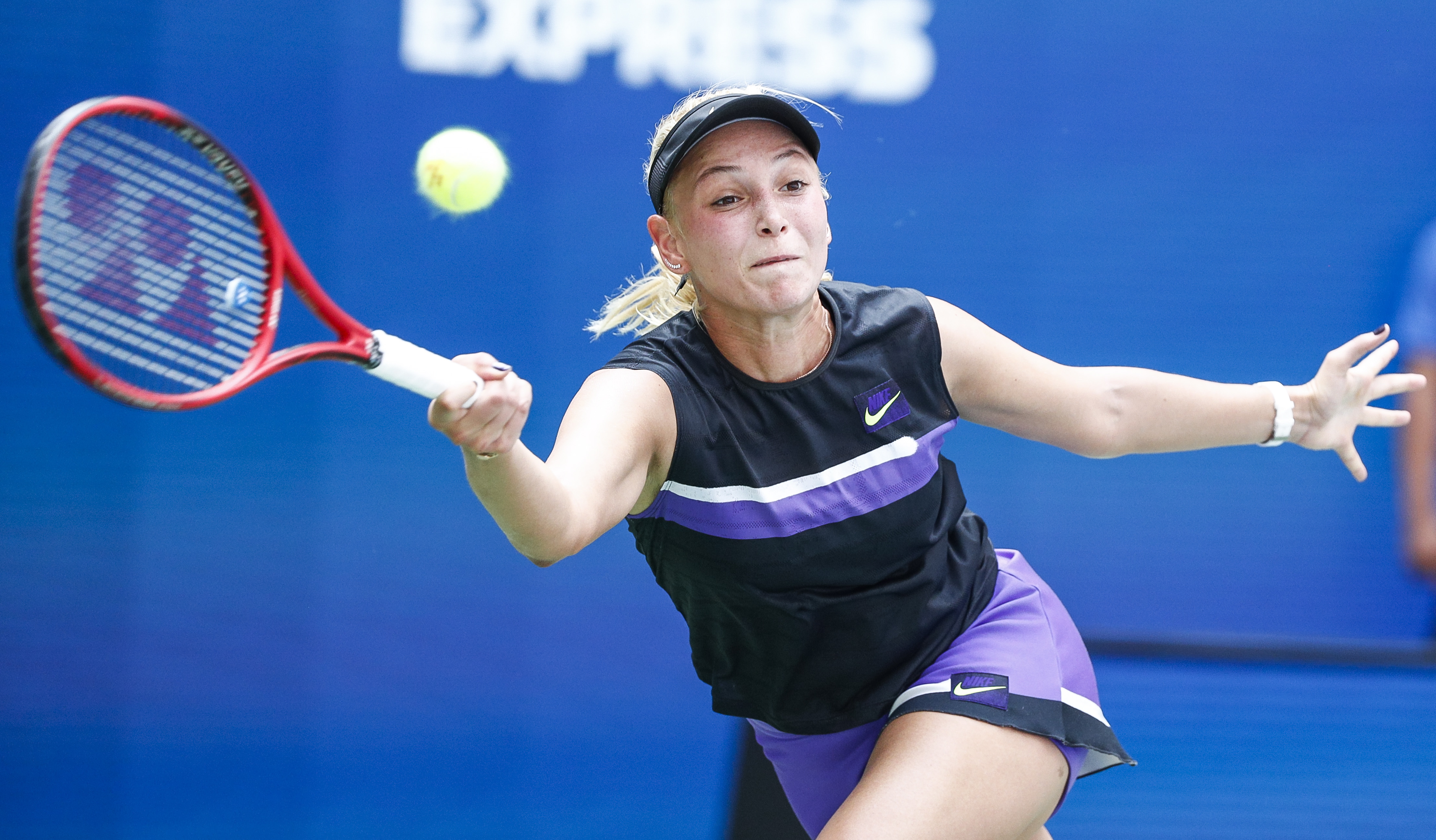 epa07817463 Donna Vekic of Croatia hits a return to Belinda Bencic of Switzerland during their match on the tenth day of the US Open Tennis Championships the USTA National Tennis Center in Flushing Meadows, New York, USA, 04 September 2019. The US Open runs from 26 August through 08 September.  EPA/JUSTIN LANE