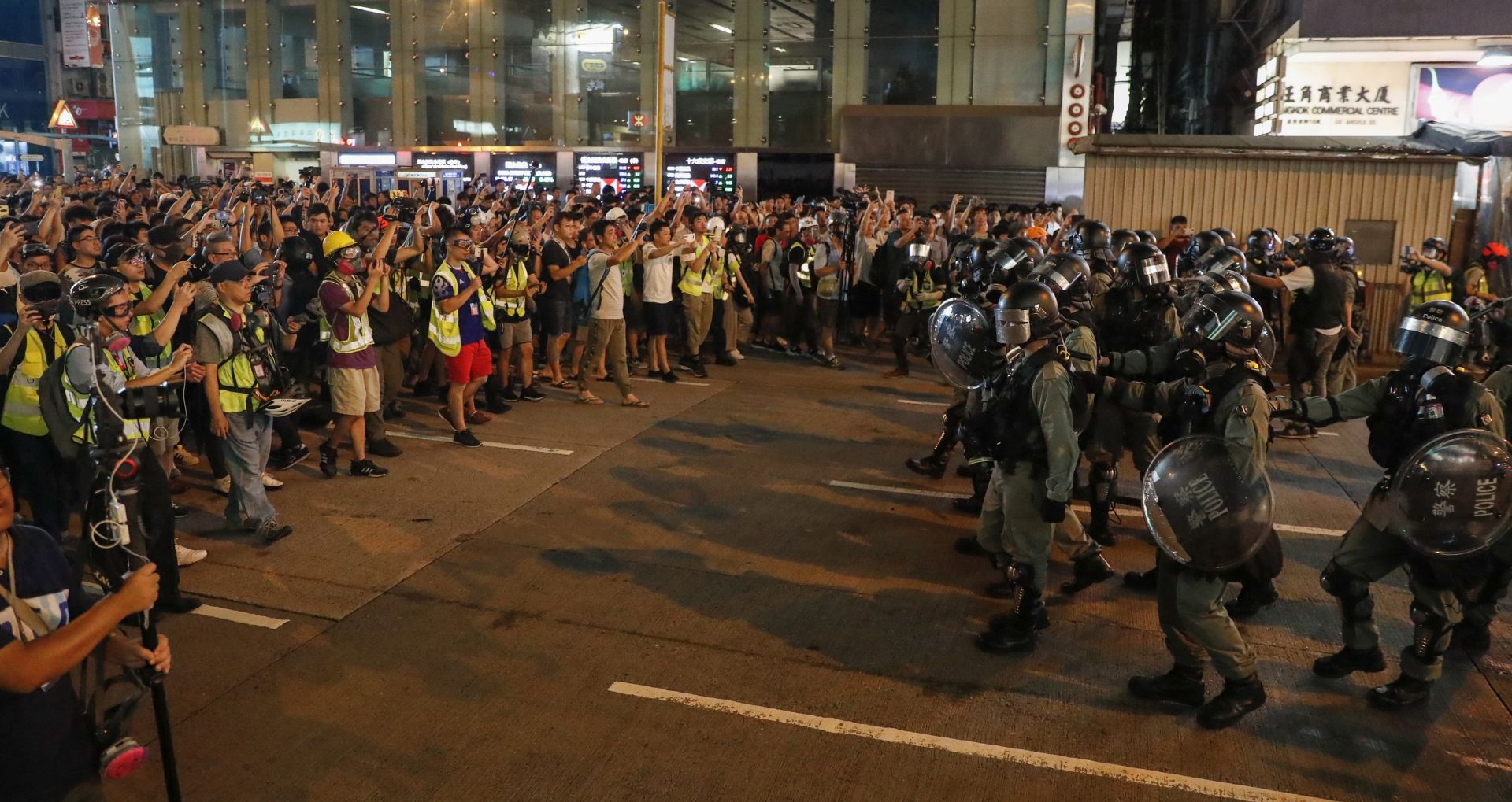 epa07823011 Riot police advance to disperse protesters attending a rally against police's violence at Mong Kok, in Hong Kong, China, 06 September 2019. Hong Kong Chief Executive Carrie Lam announced on 05 September the withdrawal of a controversial extradition bill that could allow the transfer of criminal suspects to mainland China after three months of protests across the territory. The full withdrawal of the bill, which was introduced in April and then suspended in June, is one of five key demands of protesters, who are demanding for full democratic rights.  EPA/JEON HEON-KYUN