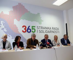 Zagreb, 7.9.2019 - Konferencija za novinare Stranke rada i solidarnosti o modelu povećanja plaća u obrazovanju. Na slici Irena Cajner Mraović, Jelena Pavičić Vukičević, Slobodan Prosperov Novak, Milan Bandić, Gordana Rusak i Ivica Lovrić.
Foto Hina/ Dario GRZELJ/ dag