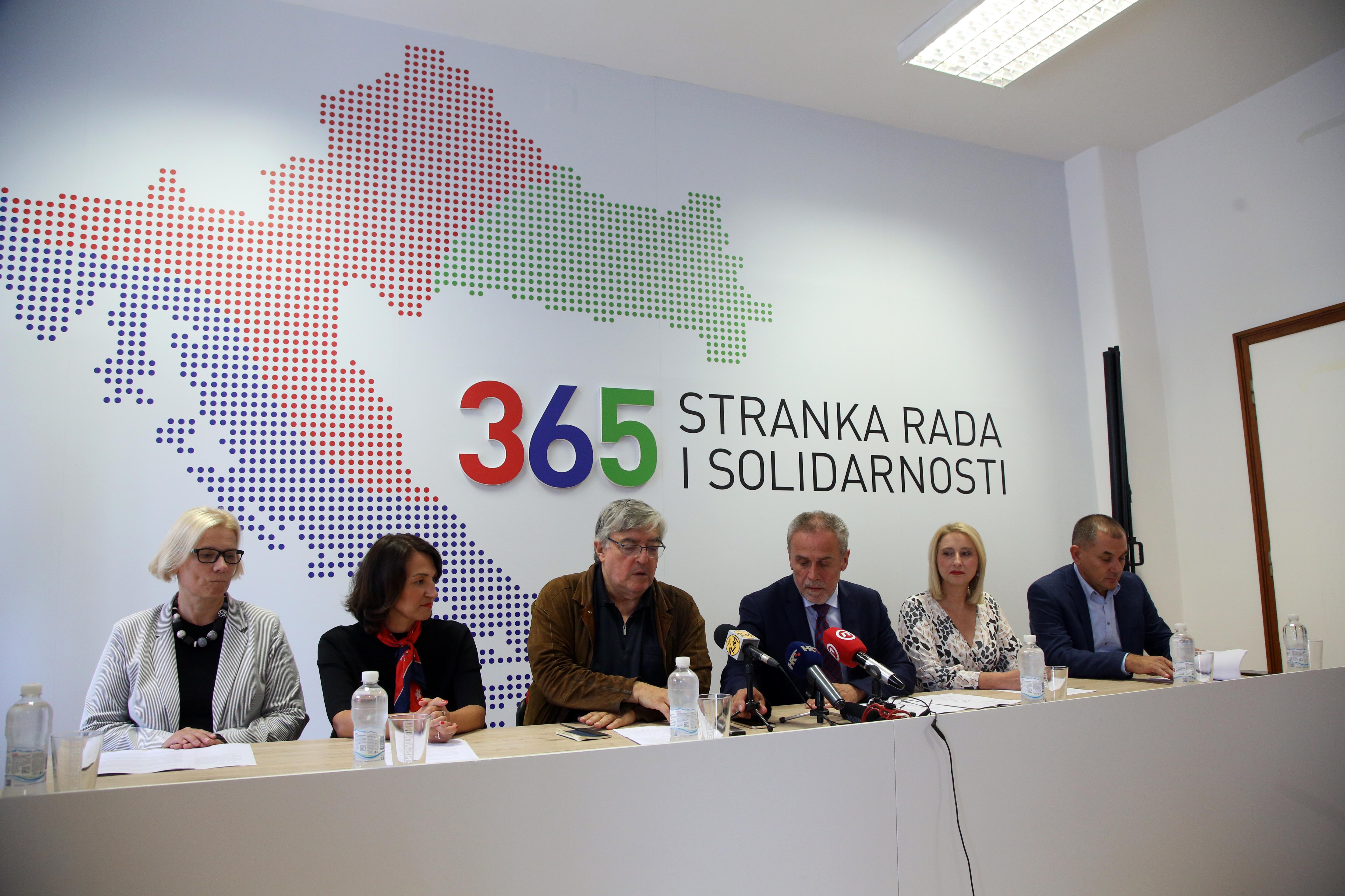 Zagreb, 7.9.2019 - Konferencija za novinare Stranke rada i solidarnosti o modelu povećanja plaća u obrazovanju. Na slici Irena Cajner Mraović, Jelena Pavičić Vukičević, Slobodan Prosperov Novak, Milan Bandić, Gordana Rusak i Ivica Lovrić.
Foto Hina/ Dario GRZELJ/ dag