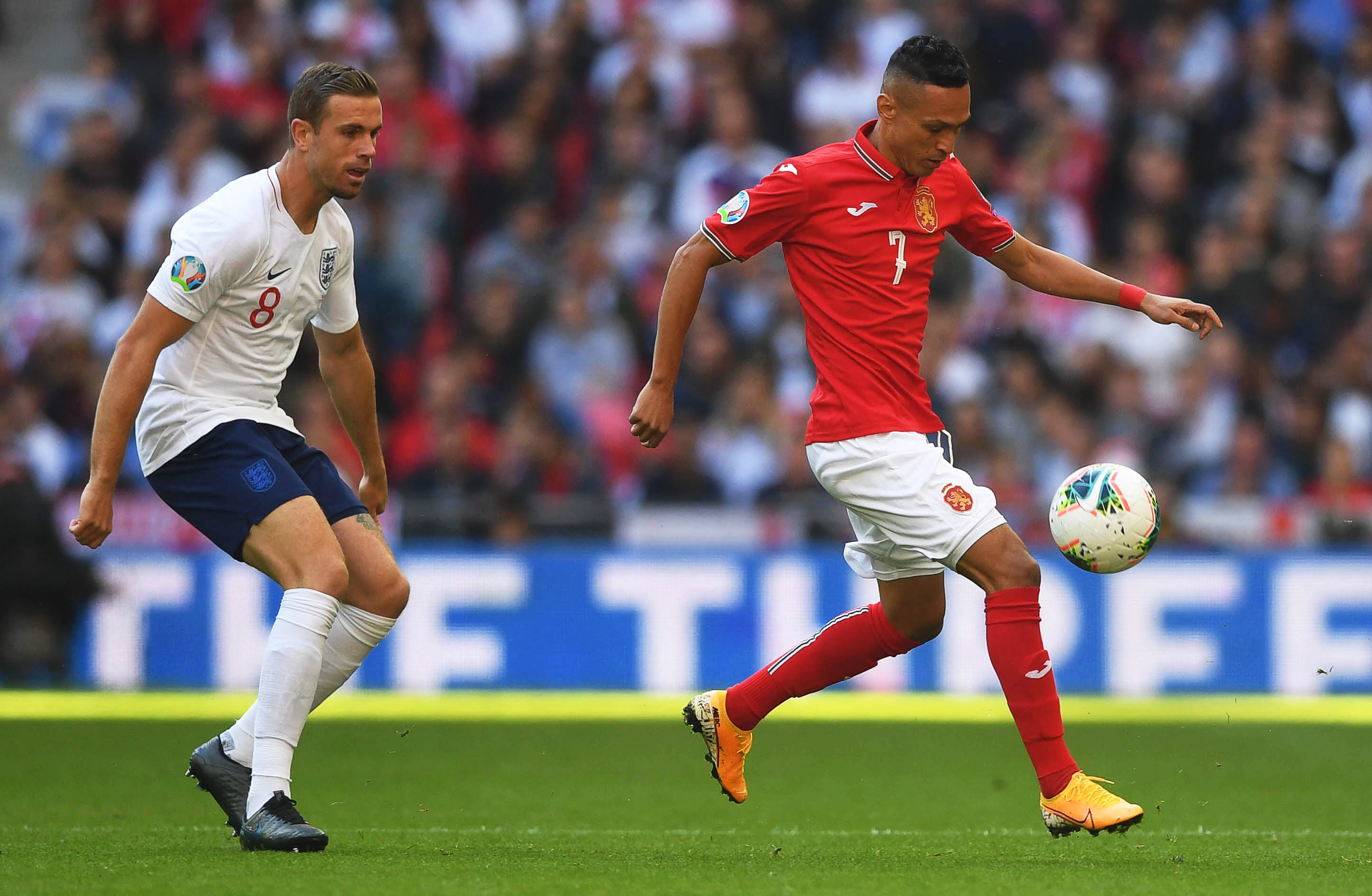 epa07825798 England's Jordan Henderson (L) in action against Bulgaria's Marcelinho (R) during the UEFA EURO 2020 qualifying group A soccer match between England and Bulgaria at Wembley stadium in Lon​don, Britain, 07 September 2019.  EPA/NEIL HALL