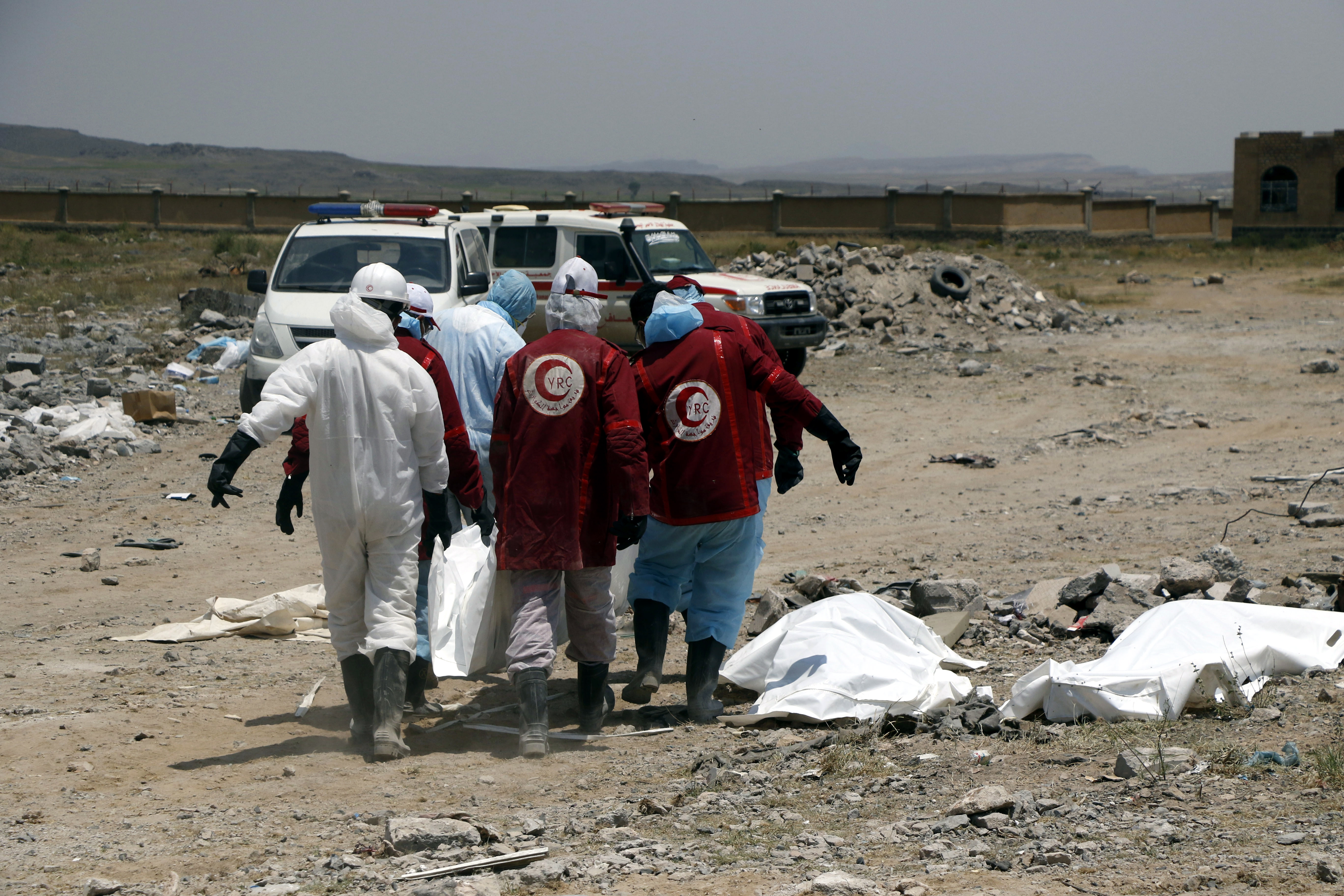 epa07826134 Yemeni Red Crescent staffers carry the body of a detainee at a detention centre targeted a week ago by Saudi-led airstrikes in Dhamar, Yemen, 07 September 2019. According to reports, death toll from Saudi-led airstrikes on a detention centre in central Yemen climbed to 156, after a week of recovering bodies from the rubble.  EPA/STRINGER