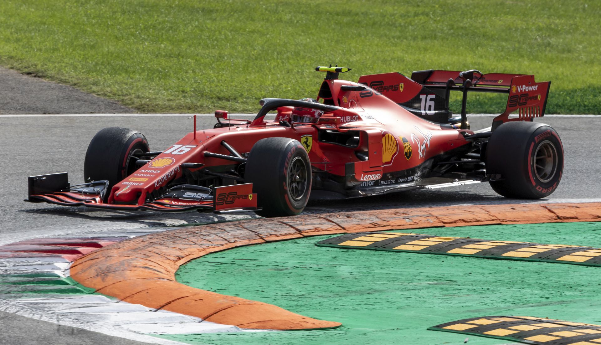 Monza, 8.9.2019 - Monegaki vozaè Charles Leclerc ostvario je drugu uzastopnu pobjedu u utrkama Svjetskog prvenstva formule 1, a njegov trijumf na Velikoj nagradi Italije u Monzi prva je Ferrerijeva pobjeda na 'domaæoj' utrci od 2010. godine. Na slici Charles Leclerc.
foto HINA/ Cesare GRASSELLI/ ua