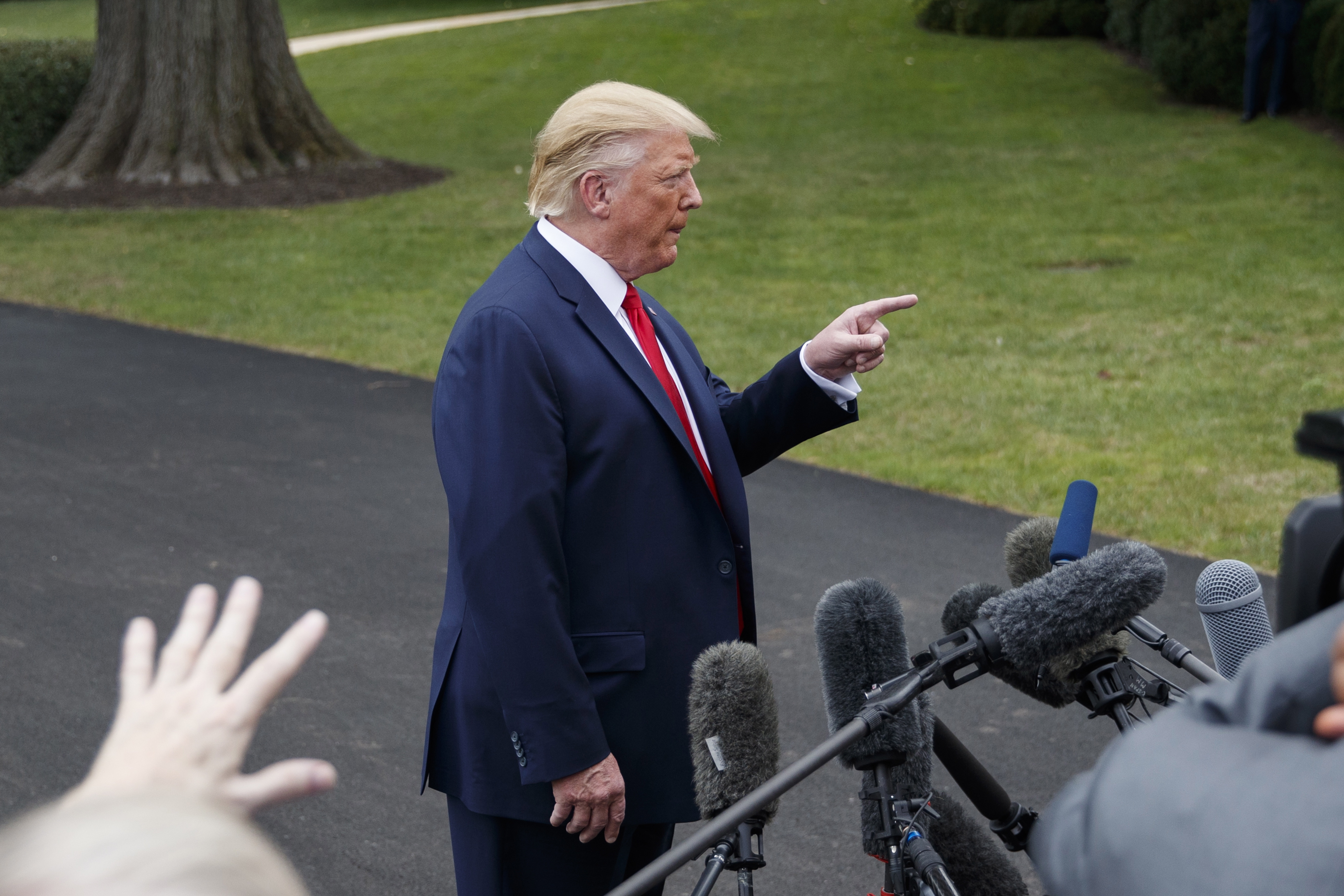 epa07831103 US President Donald J. Trump responds to a question from the news media prior to boarding Marine One on the South Lawn of the White House in Washington, DC, USA, 09 September 2019. President Trump is traveling to North Carolina for a campaign rally later on the same day.  EPA/SHAWN THEW ALTERNATIVE CROP