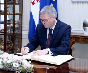 Zagreb, 11.09.2019. - Predsjednik Vlade Andrej Plenković primio je glavnog tajnika Vijeća Europske unije Jeppea Tranholm-Mikkelsena. Na fotografiji  Jeppe Tranholm-Mikkelsen tijekom upisivanja u Zlatnu knjigu. foto HINA/ Lana SLIVAR DOMINIĆ/ lsd