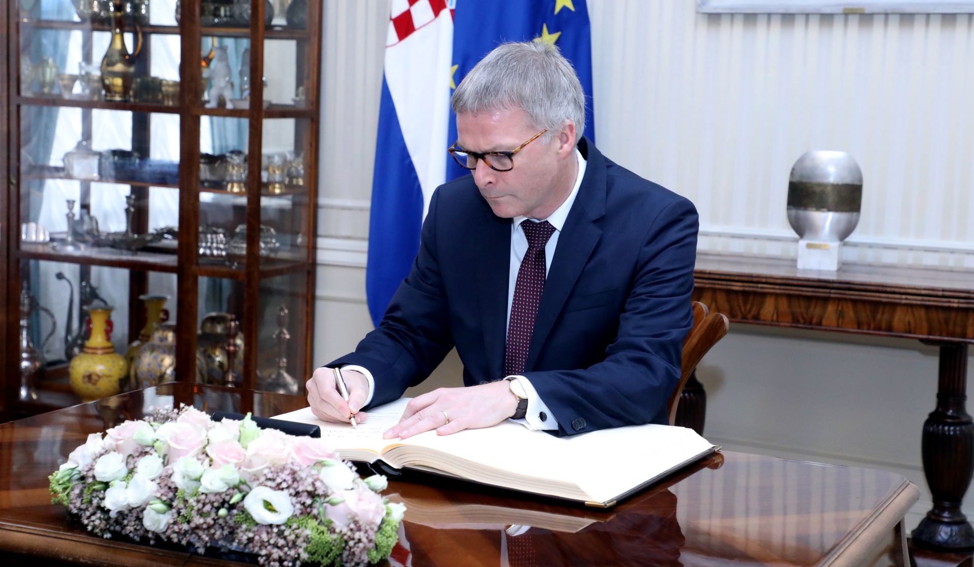 Zagreb, 11.09.2019. - Predsjednik Vlade Andrej Plenković primio je glavnog tajnika Vijeća Europske unije Jeppea Tranholm-Mikkelsena. Na fotografiji  Jeppe Tranholm-Mikkelsen tijekom upisivanja u Zlatnu knjigu. foto HINA/ Lana SLIVAR DOMINIĆ/ lsd