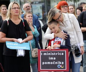 Zagreb, 14.9.2019. - Inicijativa "Škola za sve!" organizirala je prosvjed građana zbog zahtjeva za pomoćnike u nastavi koje su podnijeli roditelji i škole za gotovo 800 djece s teškoćama, a koje Ministarstvo znanosti i obrazovanja nije riješilo do početka nove školske godine. Zahtijevaju ravnopravnost i jednake mogućnosti za svu djecu u odgojno-obrazovnom sustavu.
foto HINA/ Lana SLIVAR DOMINIĆ/ ml