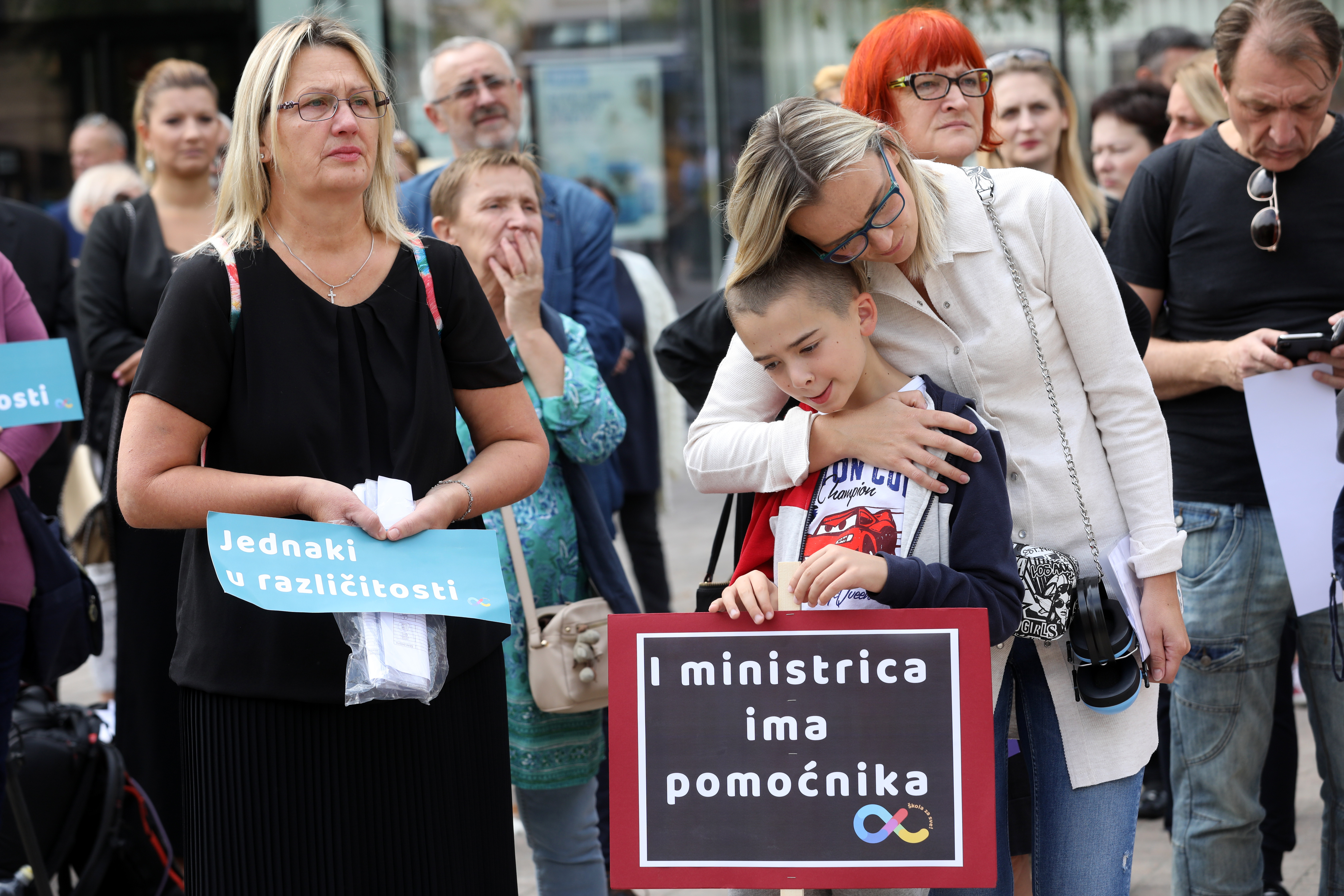 Zagreb, 14.9.2019. - Inicijativa "Škola za sve!" organizirala je prosvjed građana zbog zahtjeva za pomoćnike u nastavi koje su podnijeli roditelji i škole za gotovo 800 djece s teškoćama, a koje Ministarstvo znanosti i obrazovanja nije riješilo do početka nove školske godine. Zahtijevaju ravnopravnost i jednake mogućnosti za svu djecu u odgojno-obrazovnom sustavu.
foto HINA/ Lana SLIVAR DOMINIĆ/ ml