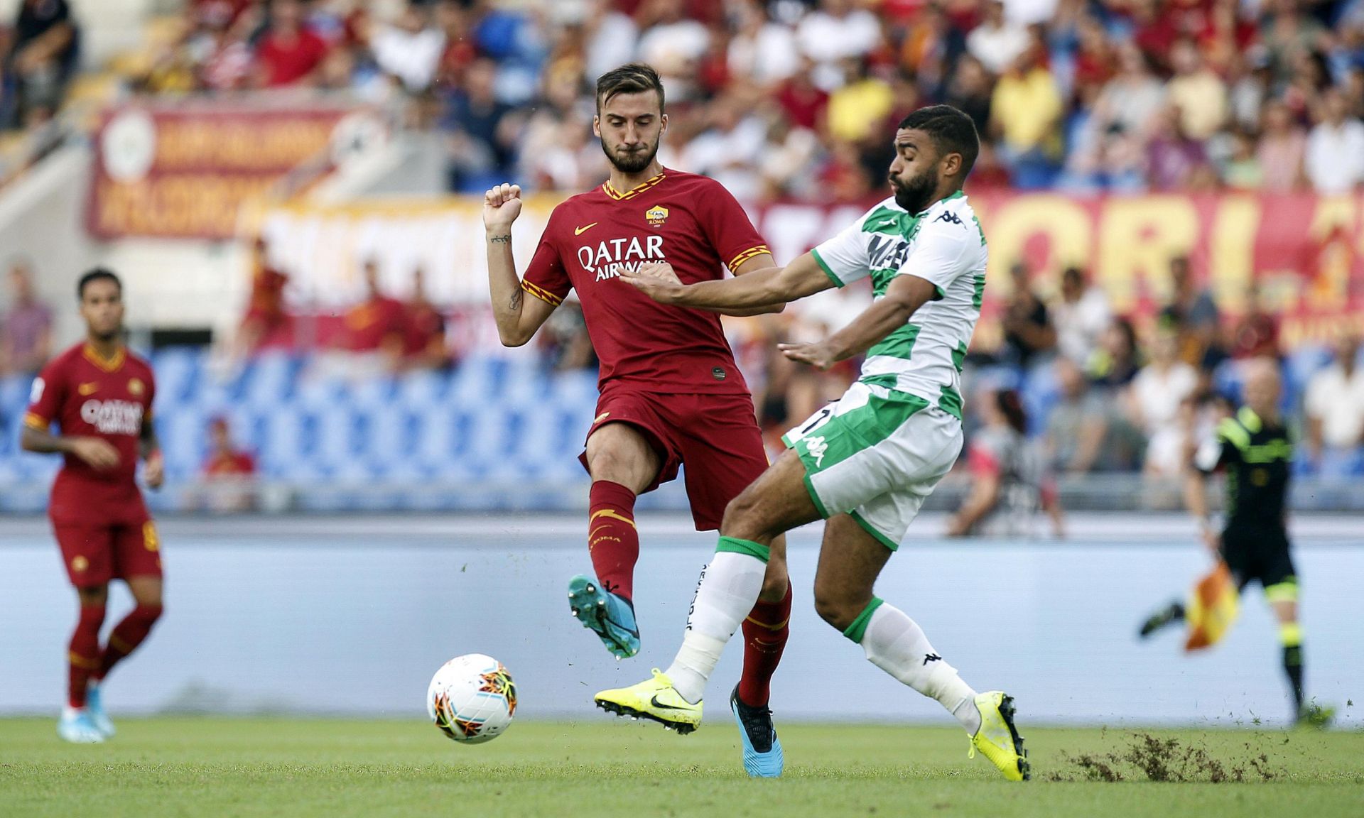 epa07845069 Roma's Bryan Cristante (L) in action against Sassuolo's Gregoire Defrel (R) during the Serie A soccer match between AS Roma and US Sassuolo at the Olimpico Stadium in Rome, Italy, 15 September 2019.  EPA/RICCARDO ANTIMIANI