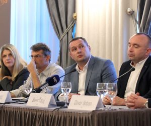 Zagreb, 16.09.2019 - Okrugli stol povodom Meðunarodnog dana demokracije pod nazivom "U susret izborima - kako birati Predsjednicu i kakve joj ovlasti povjeriti?" u organizaciji Gonga. Na slici Davor Boban, Berto alaj, Mato Paliæ, Goran Èular, Oriana Ivkoviæ Novokmet.
foto HINA/ Damir SENÈAR/ ds