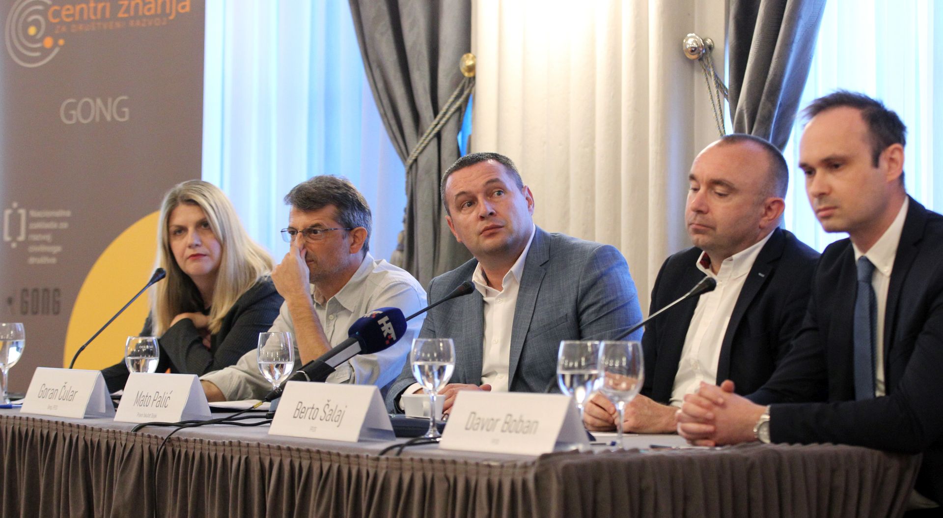 Zagreb, 16.09.2019 - Okrugli stol povodom Meðunarodnog dana demokracije pod nazivom "U susret izborima - kako birati Predsjednicu i kakve joj ovlasti povjeriti?" u organizaciji Gonga. Na slici Davor Boban, Berto alaj, Mato Paliæ, Goran Èular, Oriana Ivkoviæ Novokmet.
foto HINA/ Damir SENÈAR/ ds