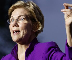 epa07847628 Democratic Senator from Massachusetts and Democratic presidential candidate Elizabeth Warren speaks to supporters during a campaign event in Washington Square Park in New York, New York, USA, 16 September 2019.  EPA/JUSTIN LANE