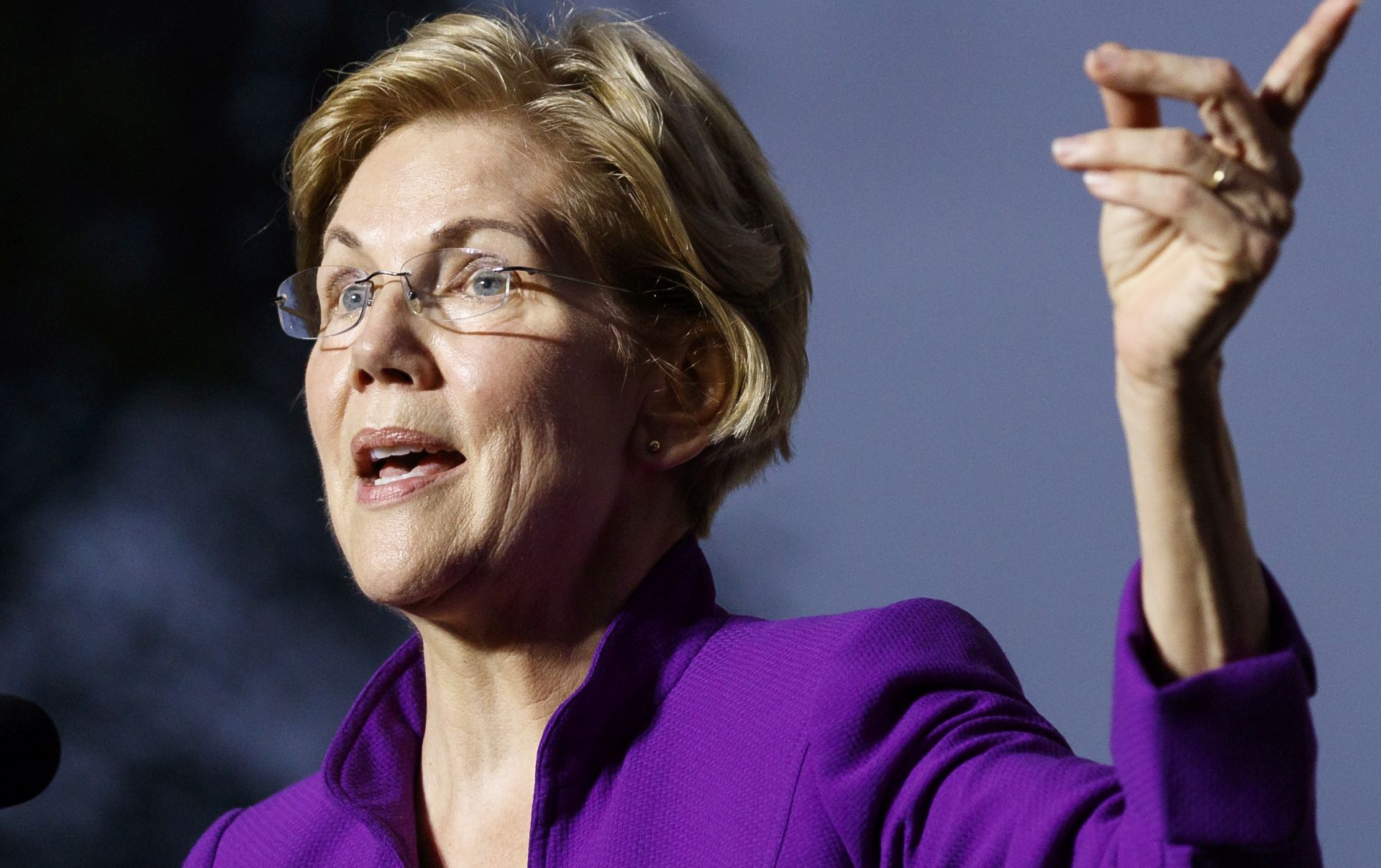 epa07847628 Democratic Senator from Massachusetts and Democratic presidential candidate Elizabeth Warren speaks to supporters during a campaign event in Washington Square Park in New York, New York, USA, 16 September 2019.  EPA/JUSTIN LANE