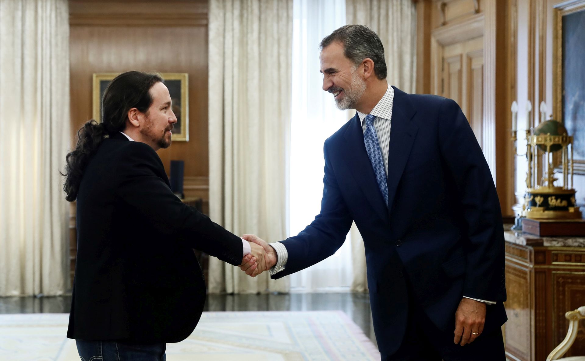 epa07848203 Spain's King Felipe VI (R) welcomes the leader of Unidas Podemos, Pablo Iglesias, on the second and last day of his round of consultations with the political parties ahead a possible investiture vote, at the Palace of la Zarzuela in Madrid, Spain, 17 September 2019. Felipe VI is meeting with political leaders in a last round of consultations to determine a prime minister candidate for a possible investiture vote. Depending on the results of this consultations, the monarch will decide if there is a candidate with options of being voted as prime minister in a possible investiture session at the Parliament's Lower Chamber in the following days. Otherwise, Spaniards would be called back to polls for a new general elections on 10 November.  EPA/Mariscal / POOL