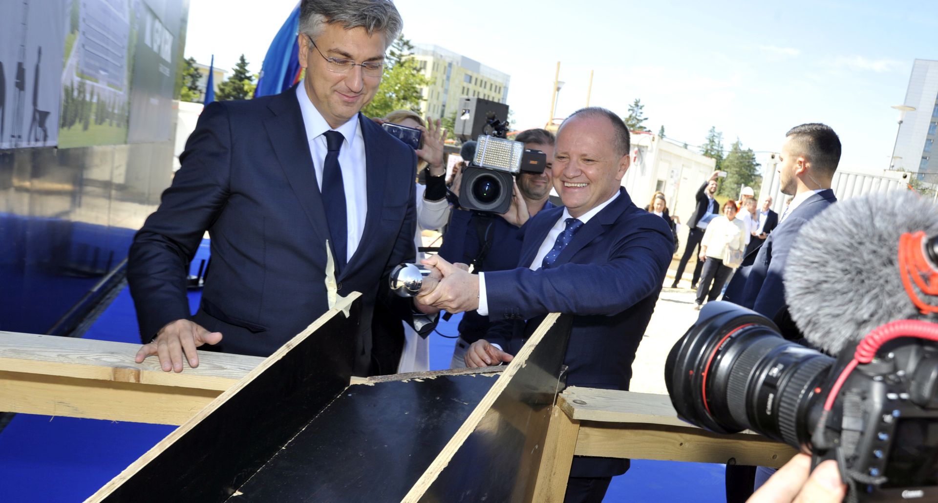 Rijeka, 19.09.2019 - Vlade Plenkoviæ sudjelovao je na sveèanosti obiljeavanja poèetka radova na izgradnji Nove bolnice na Suaku. Na slici premijer Plenkoviæ i Damir timac poloili su vremenku kapsulu u temelj bolnice.
foto HINA/ Miljenko KLEPAC/ ds