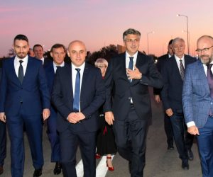 Vinkovci, 20.09.2019. - Predsjednik Vlade Andrej Plenkoviæ tijekom posjeta Vinkovcima nazoèio je predstavljanju izvedenih radova na izgradnji zaobilaznice grada Vinkovaca (Rotor Mirkovci, krak Mirkovci-Ceriæ). Na slici gradonaèelnik Vinkovaca Ivan Bosanèiæ i premijer Andrej Plenkoviæ.
foto HINA/ ua