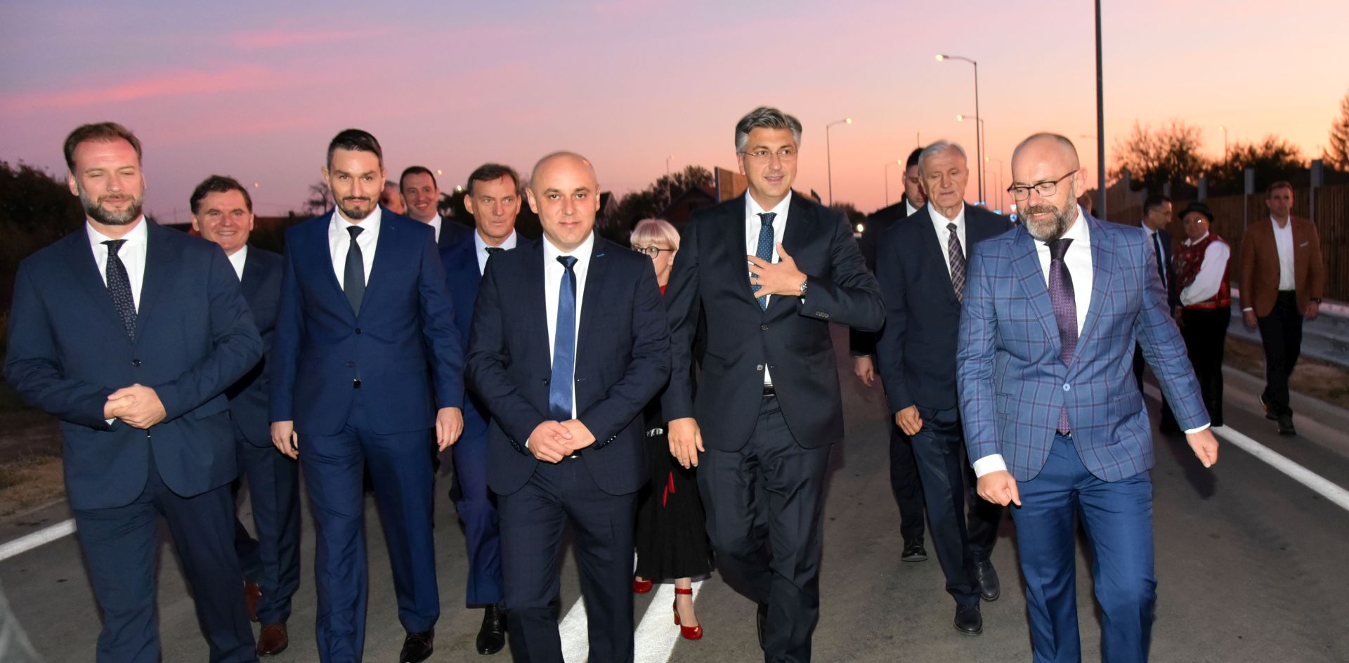 Vinkovci, 20.09.2019. - Predsjednik Vlade Andrej Plenkoviæ tijekom posjeta Vinkovcima nazoèio je predstavljanju izvedenih radova na izgradnji zaobilaznice grada Vinkovaca (Rotor Mirkovci, krak Mirkovci-Ceriæ). Na slici gradonaèelnik Vinkovaca Ivan Bosanèiæ i premijer Andrej Plenkoviæ.
foto HINA/ ua