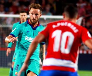 epa07860100 FC Barcelona's midfielder Ivan Rakitic (L) in action during the Spanish La Liga soccer match between Granada CF and FC Barcelona at Nuevo Los Carmenes stadium in Granada, Spain, 21 September 2019.  EPA/PEPE TORRES