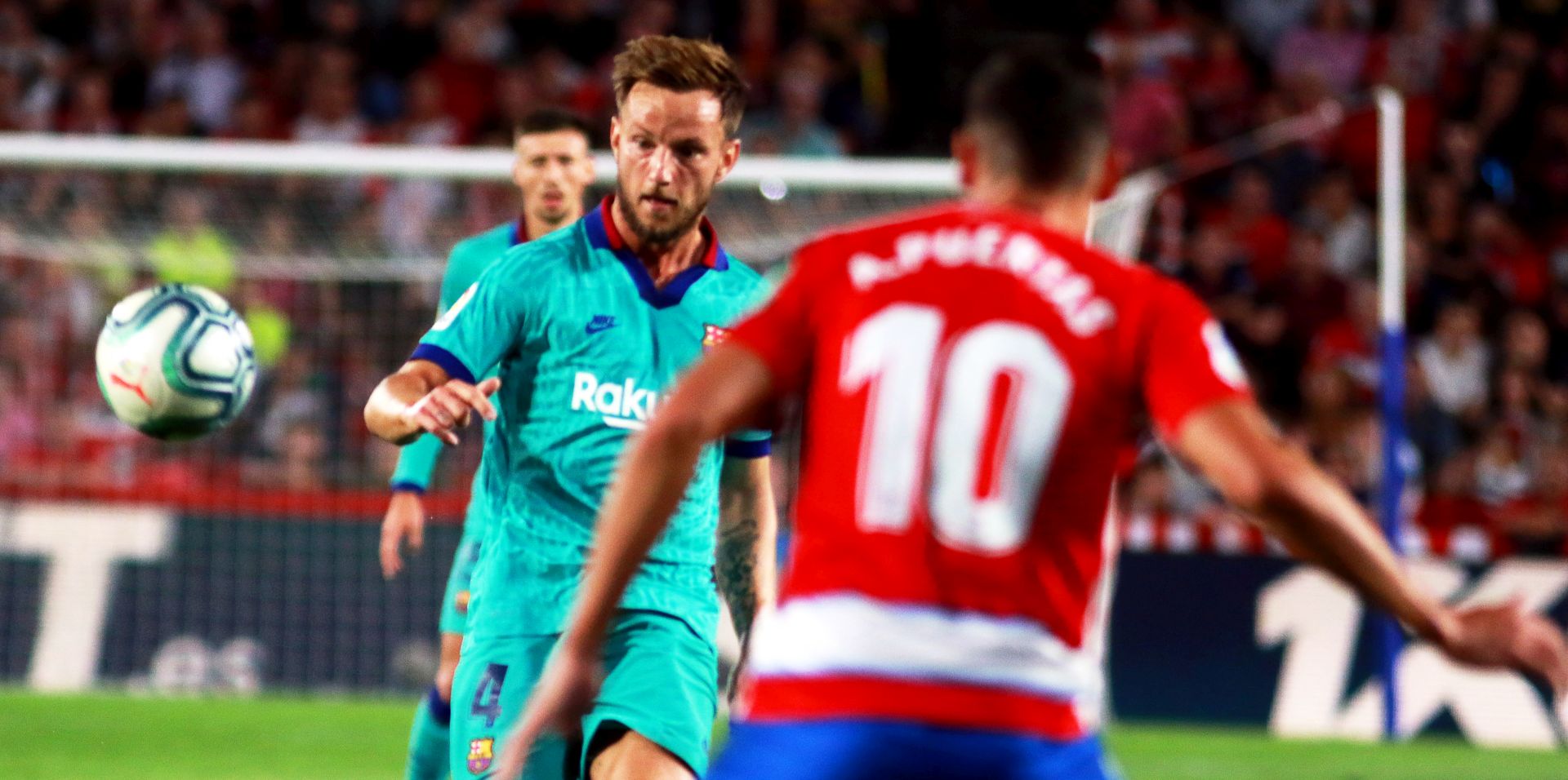 epa07860100 FC Barcelona's midfielder Ivan Rakitic (L) in action during the Spanish La Liga soccer match between Granada CF and FC Barcelona at Nuevo Los Carmenes stadium in Granada, Spain, 21 September 2019.  EPA/PEPE TORRES