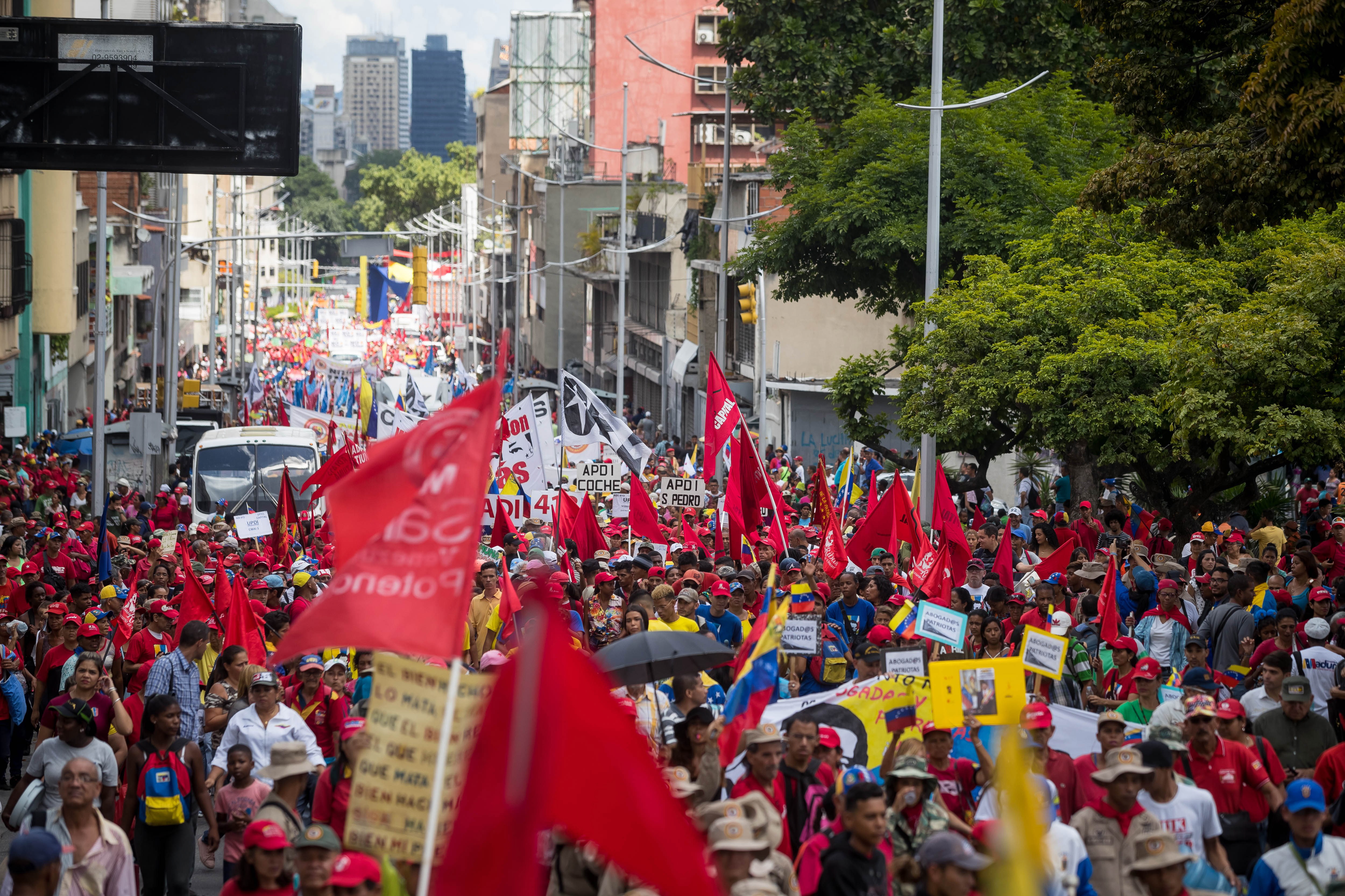 epa07860287 Supporters of the Venezuelan government take part in a march to deliver a petition with 13 million signatures denouncing the US blockade on Venezuelan state goods to the Vice presidency of the country, in Caracas, Venezuela, 21 September 2019. Vice President Delcy Rodriguez said that she will denounce the alleged connection of the head of the National Assembly Juan Guaido with the Colombian criminal group 'Los Rastrojos' to the United Nations, where she will also carry more than petition with 13 million signatures.  EPA/MIGUEL GUTIERREZ