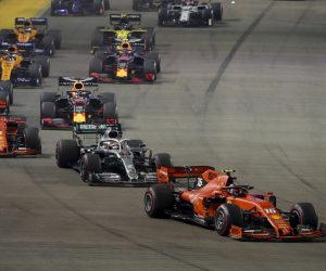 epa07860995 Monaco's Formula One driver Charles Leclerc of Scuderia Ferrari leads the pack at the start of the Singapore Formula One Grand Prix in Singapore, 22 September 2019.  EPA/DIEGO AZUBEL