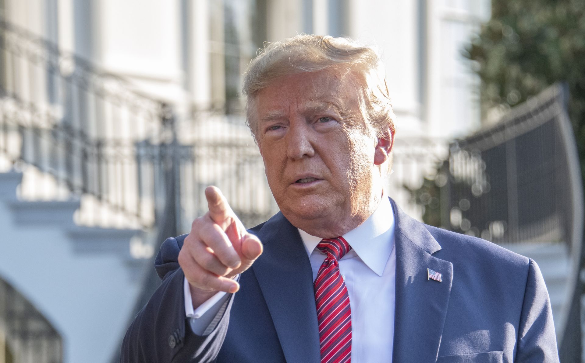 epa07861113 US President Donald J. Trump answers reporter's questions as he departs the White House for a trip to Texas and Ohio before continuing to New York to attend the opening of the United Nations, in Washington, DC, USA, 22 September 2019.  EPA/RON SACHS / POOL