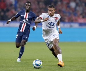 epa07862233 Lyon's Memphis Depay (R) and Paris Saint Germain's Idrissa Gueye (L) in action during the French Ligue 1 soccer match between Olympique Lyon and PSG at Parc Olympique Lyonnais stadium in Lyon, France, 22 September 2019.  EPA/SEBASTIEN NOGIER