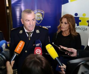 Zagreb, 23.098.2019. - Glavni ravnatelj policije Nikola Milina te predstavnici Ministarstva pravosuđa, Vrhovnog suda Republike Hrvatske, Županijskog suda u Zagrebu, Općinskog građanskog suda u Zagrebu, Udruge hrvatskih sudaca i drugih partnera sudjelovali su na obilježavanju Nacionalnog dana borbe protiv nasilja nad ženama.
Na fotografiji Nikola Milina, Vedrana Šimundža Nikolić.
foto HINA / Edvard ŠUŠAK/ es