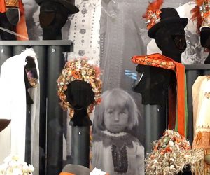 Zagreb, 24.09.2019 - Pod nazivom "Kapa dolje! - Prièa o (ne)pokrivanju glave" od utorka je u Etnografskom muzeju postavljena izloba koja kroz prièu o oglavljima donosi i prièu o stogodinjoj povijesti tog zagrebaèkog muzeja.
foto HINA/ Anamarija GRBIN/ ik
