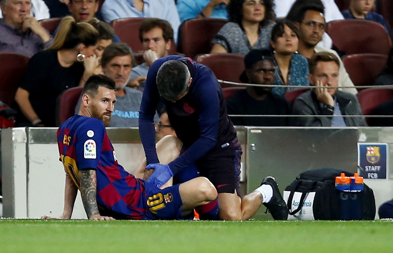 epa07867124 FC Barcelona's forward Leo Messi receives medical treatment during the Spanish LaLiga match between FC Barcelona and Villarreal CF at Camp Nou stadium in Barcelona, Catalonia, Spain, 24 September 2019.  EPA/QUIQUE GARCIA
