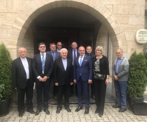 Banja Luka, 28.09,2019 - Ministar vanjskih i europskih poslova Gordan Grliæ Radman susreo se u subotu u Banja Luci s biskupom Franjom Komaricom i hrvatskim potpredsjednikom Republike Srpske Josipom Jerkoviæem, te posjetio niz hrvatskih institucija kojima je najavio nastavak potpore kako bi opstali i ostvarili jednakopravnost, a njihova drava ostvarila europsku perspekrivu.
foto HINA/ MVEP/ ik