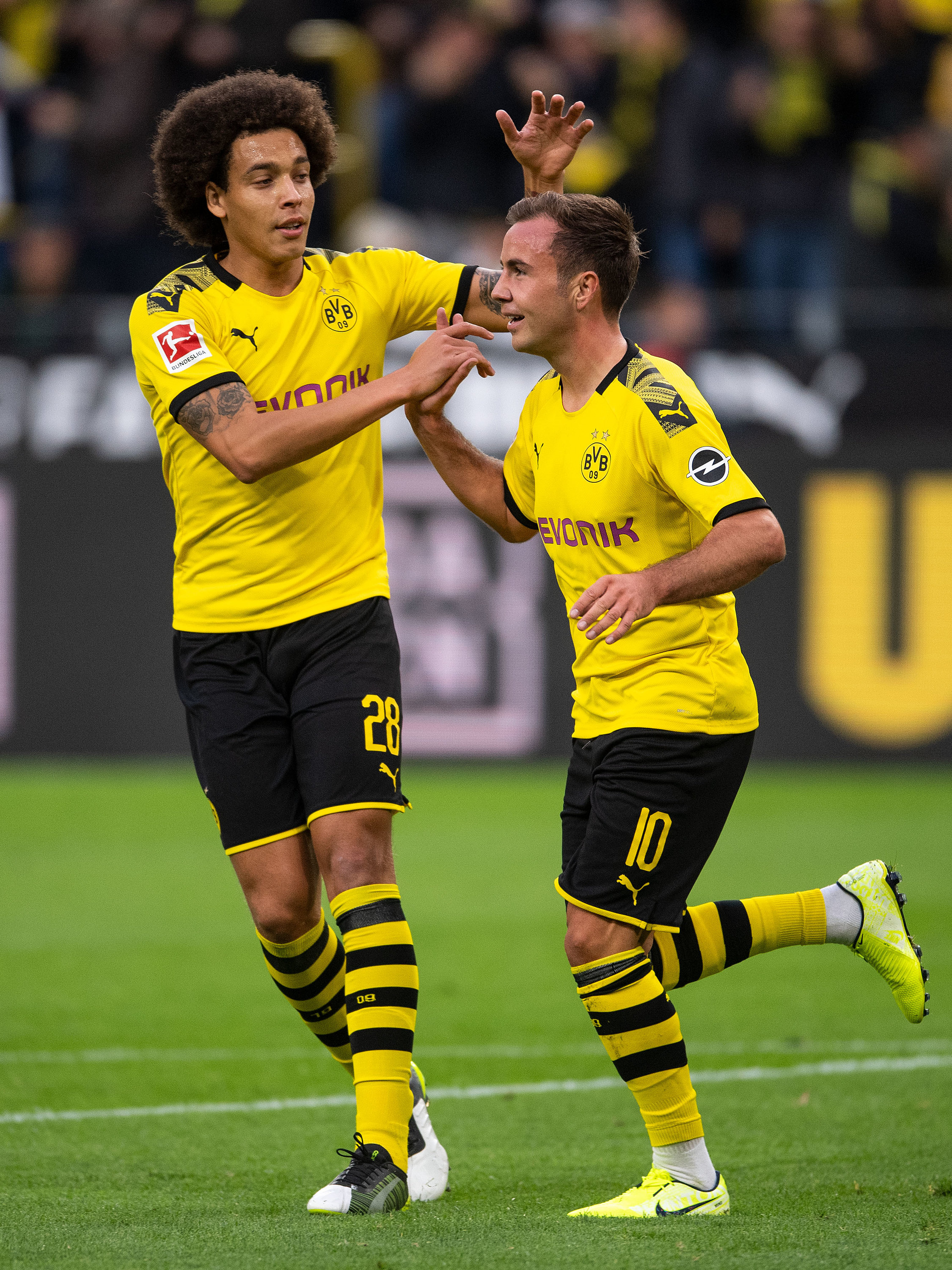 28 September 2019, Dortmund: Dortmund's Mario Goetze (R) celebrates scoring his side's first goal with teammate Axel Witsel during the German Bundesliga soccer match between Borussia Dortmund and Werder Bremen at Signal Iduna Park. Photo: Marius Becker/dpa - WICHTIGER HINWEIS: Gemäß den Vorgaben der DFL Deutsche Fußball Liga bzw. des DFB Deutscher Fußball-Bund ist es untersagt, in dem Stadion und/oder vom Spiel angefertigte Fotoaufnahmen in Form von Sequenzbildern und/oder videoähnlichen Fotostrecken zu verwerten bzw. verwerten zu lassen.