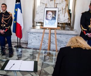 epa07877446 French honor guards stand next to a Jacques Chirac's portrait as people sign condolence registers at the Elysee Presidential Palace, following the death of former French President Jacques Chirac in Paris, France, 28 September 2019. Chirac died peacefully on 26 September 2019 surrounded by his family, aged 86. The former French president Jacques Chirac's health was troubled ever since a 2005 stroke he suffered while still in office. He was head of state from 1995 to 2007, was twice president, twice prime minister and 18 years mayor of Paris.  EPA/CHRISTOPHE PETIT TESSON