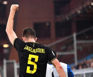 epa07877507 Inter's Roberto Gagliardini jubilates after scoring the goal during the Italian Serie A soccer match UC Sampdoria vs FC Inter at the Luigi Ferraris stadium in Genoa, Italy, 28 September 2019.  EPA/LUCA ZENNARO
