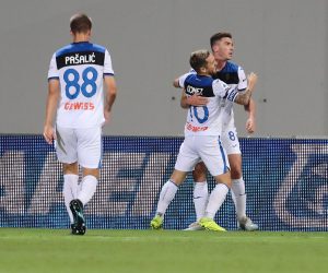 epa07877988 Atalanta's Alejandro Gomez (C) celebrates with his teammates after scoring during the Italian Serie A soccer match US Sassuolo vs Atalanta BC at the Mapei Stadium in Reggio Emilia, Italy, 28 September 2019.  EPA/ELISABETTA BARACCHI