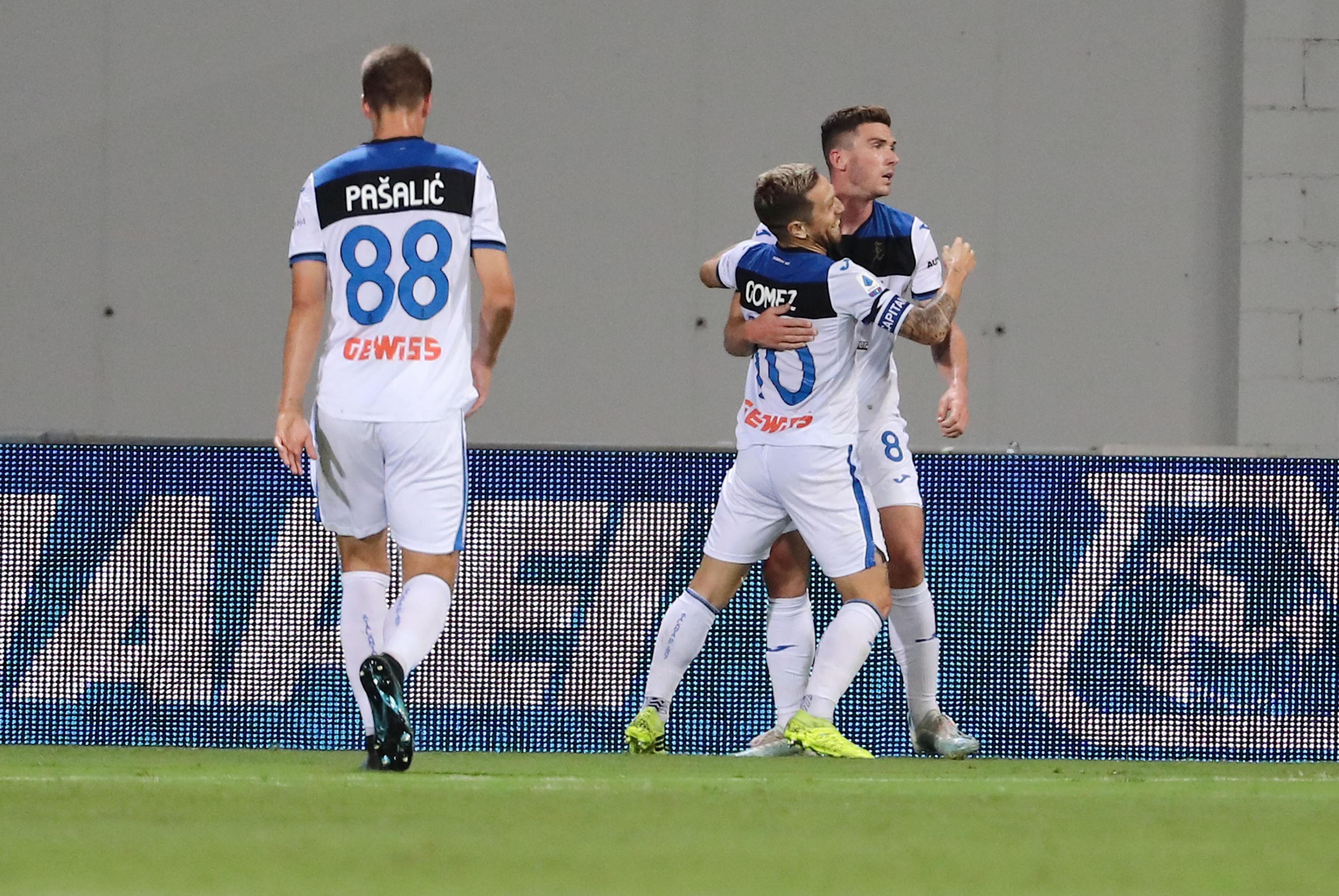 epa07877988 Atalanta's Alejandro Gomez (C) celebrates with his teammates after scoring during the Italian Serie A soccer match US Sassuolo vs Atalanta BC at the Mapei Stadium in Reggio Emilia, Italy, 28 September 2019.  EPA/ELISABETTA BARACCHI