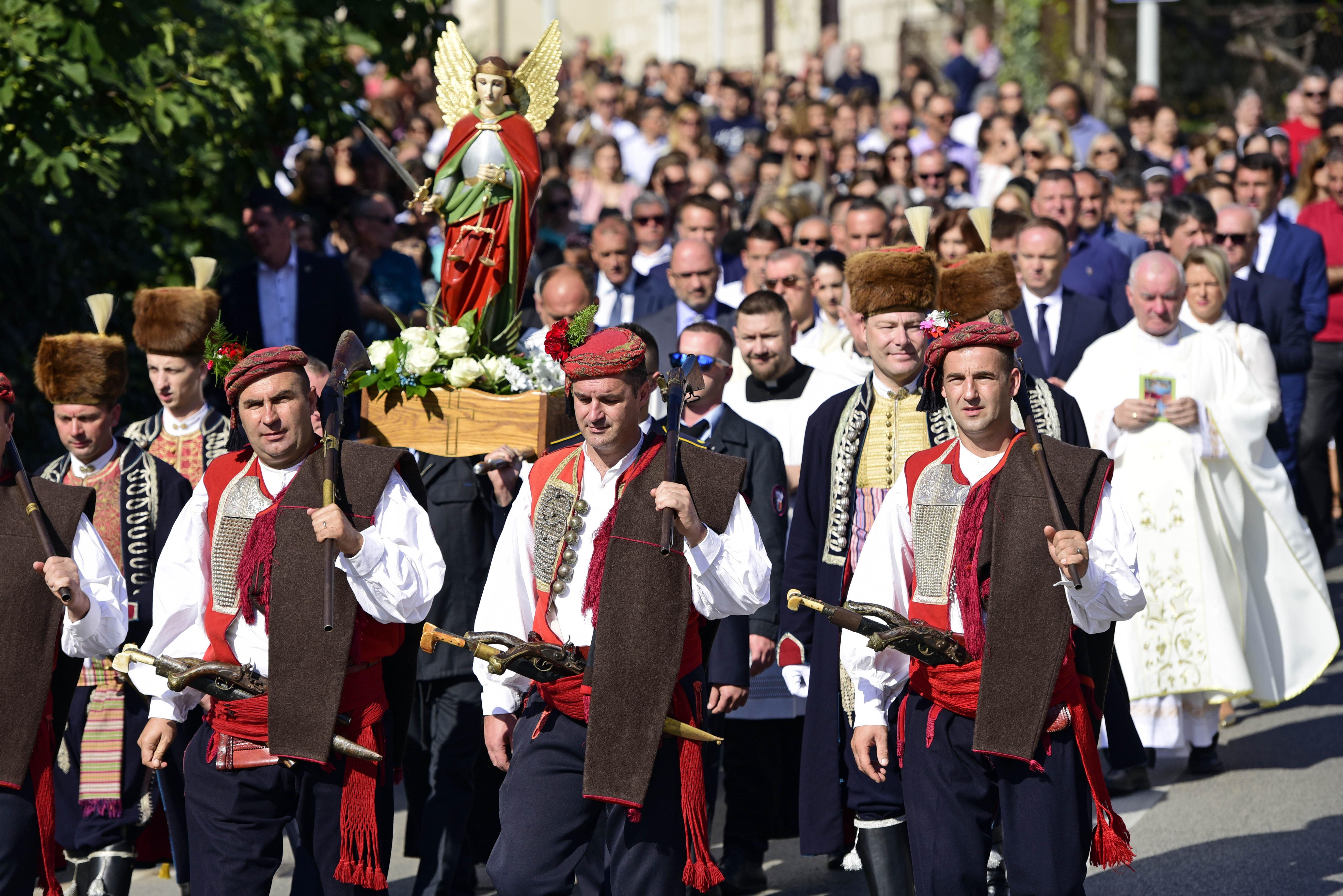 Trilj, 29.09.2019 -Predsjednica Republike Kolinda Grabar-Kitarović nazočila je misnom slavlju u povodu blagdana svetog Mihovila u Trilju.                                                       foto HINA/ Mario STRMOTIĆ/ ms