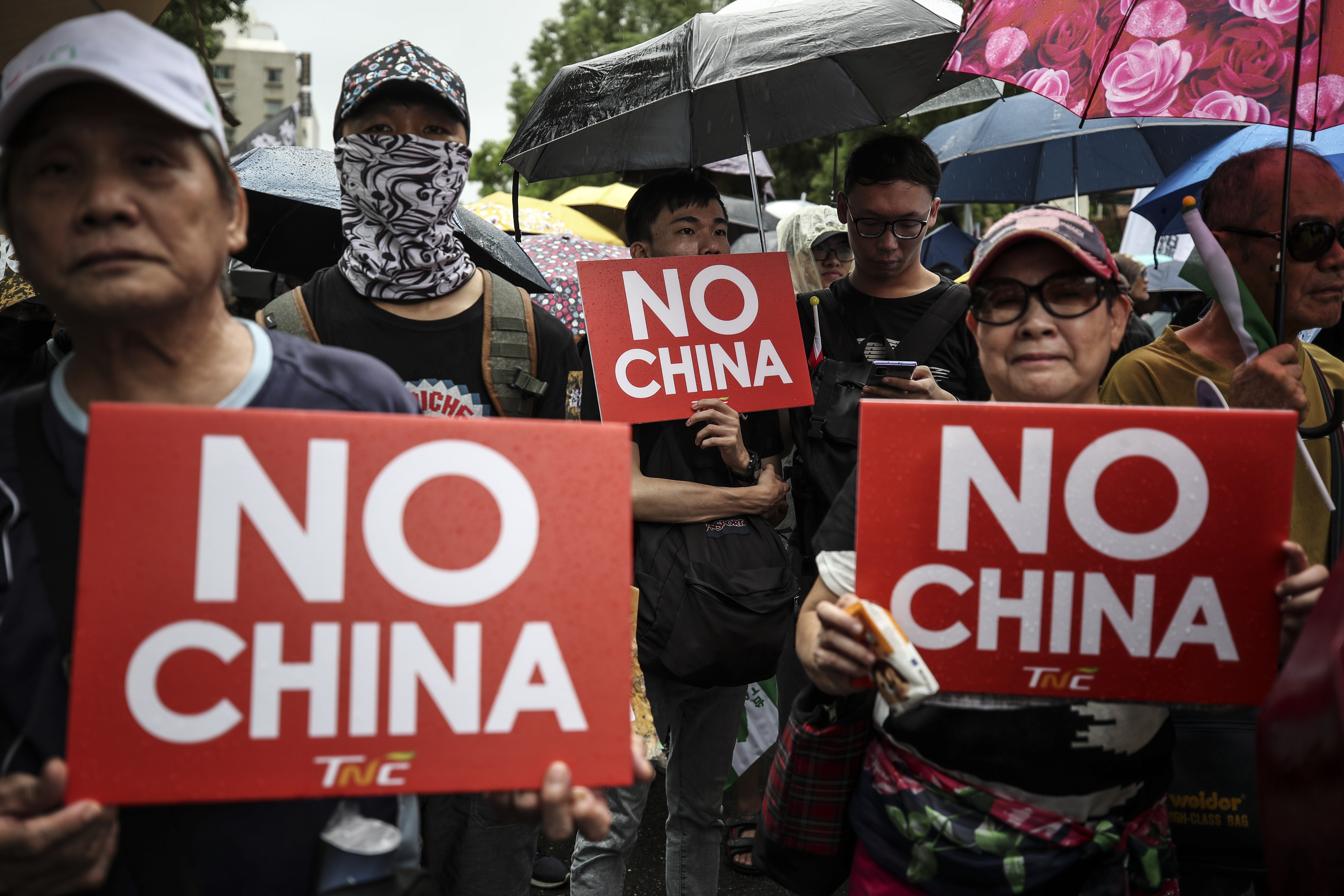 epa07879307 Protesters carry banners and shout slogans as they march in the street to show their support in the on-going protest in Hong Kong, in Taipei, Taiwan, 29 September 2019. Hong Kong has entered its fourth month of mass protests, originally triggered by a now suspended extradition bill to mainland China, that have turned into a wider pro-democracy movement.  EPA/RITCHIE B. TONGO