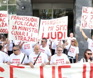 Zagreb,30.09.2019 - Sindikat pravosudne policije Hrvatske organizirao je mirni prosvjed "Ovako više ne ide" ispred Ministarstva pravosuđa. Zaposlenici zatvorskog sustava nezadovoljni su stanjem u zatvorima i kaznionicama te prosvjedom žele ministra i javnost upozoriti na alarmantno stanje u zatvorskom sustavu.
foto HINA/ Admir BULJUBAŠIĆ/ abu