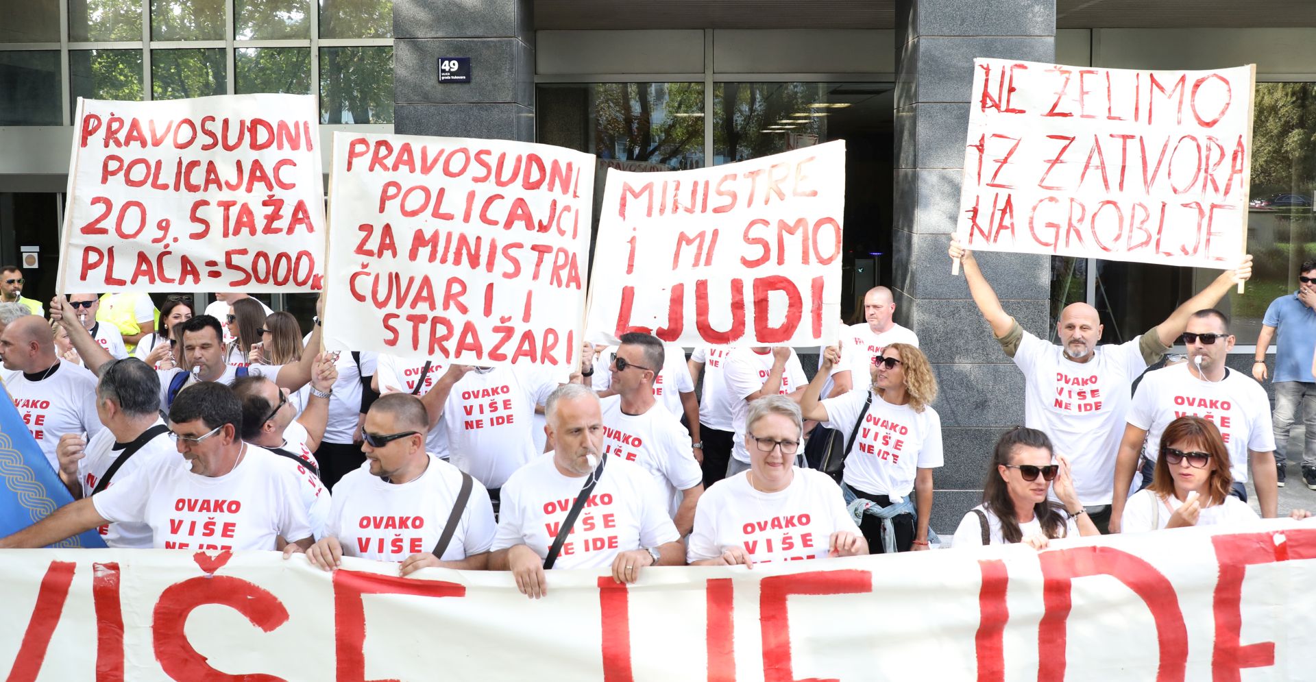 Zagreb,30.09.2019 - Sindikat pravosudne policije Hrvatske organizirao je mirni prosvjed "Ovako više ne ide" ispred Ministarstva pravosuđa. Zaposlenici zatvorskog sustava nezadovoljni su stanjem u zatvorima i kaznionicama te prosvjedom žele ministra i javnost upozoriti na alarmantno stanje u zatvorskom sustavu.
foto HINA/ Admir BULJUBAŠIĆ/ abu